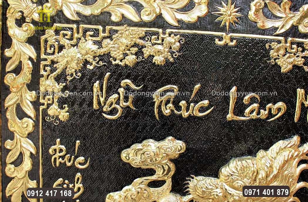 Từng họa tiết hoa văn được chăm ch&uacute;t v&ocirc; c&ugrave;ng tỉ mỉ bởi đ&ocirc;i b&agrave;n tay t&agrave;i hoa của c&aacute;c nghệ nh&acirc;n